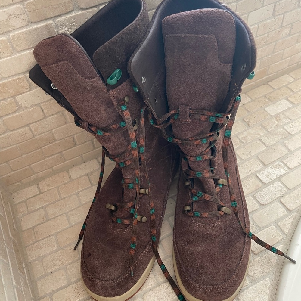 Lightly worn size 8 chacos hiking boots